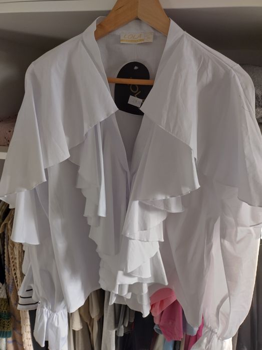 Biała koszula z dużym żabotem