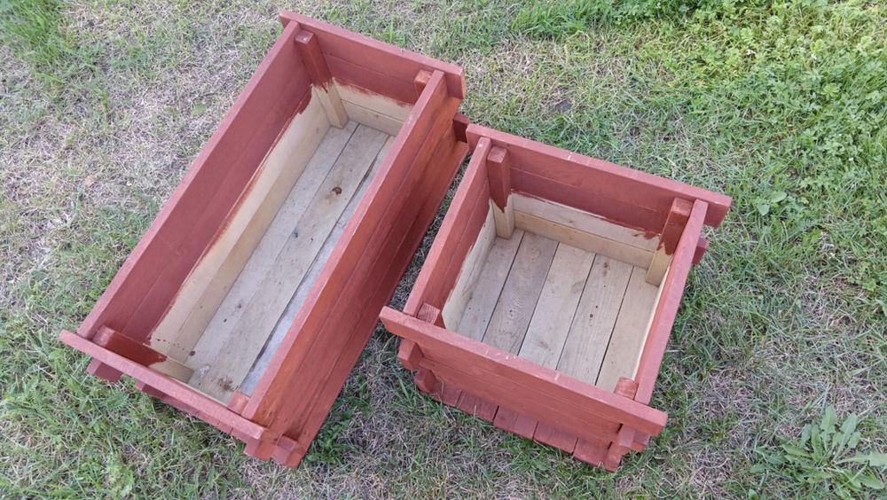 Donice, doniczki, wóz, ozdoby drewnian. Ozdoby ogrodowe e do ogrodu