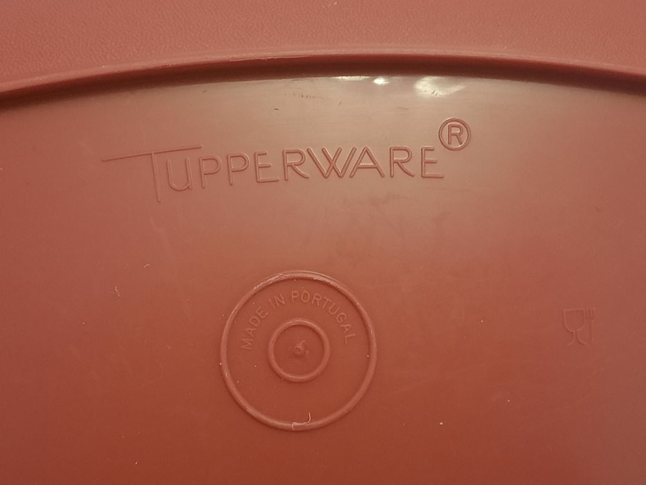Travessa oval com tampa Tupperware