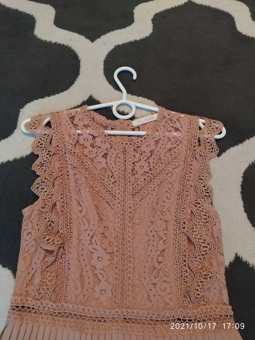 sprzedam  sukienka r. s
 Koronkowa i Plisowany dół