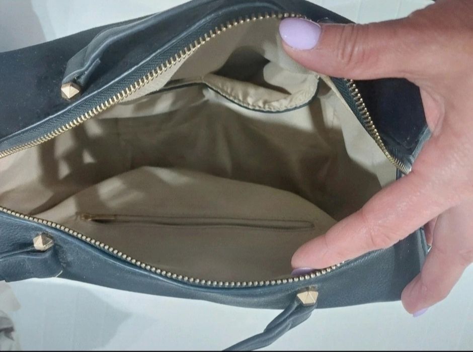 Mala preta em couro sintético