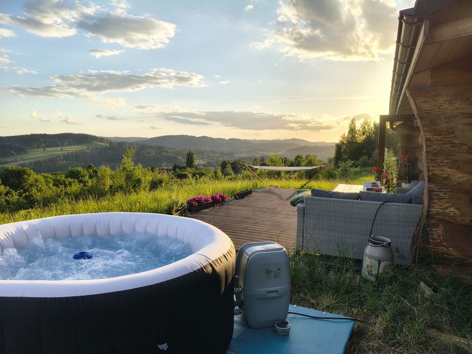 Drewniany domek z jaccuzi i widokiem na góry
