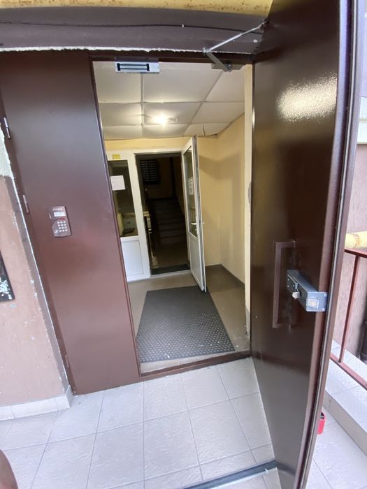 Нестандартные входные двери в подъезд с домофоном от производителя