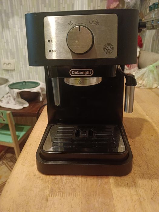 Кофеварка рожковая Delonghi EC260BK