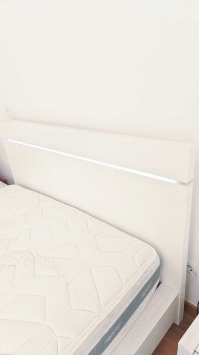 Cama de casal branca (150x200) com luz, estrado e 2 mesas cabeceira