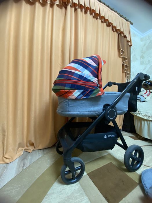 Стильная коляска стильная Stokke® Beat™ .