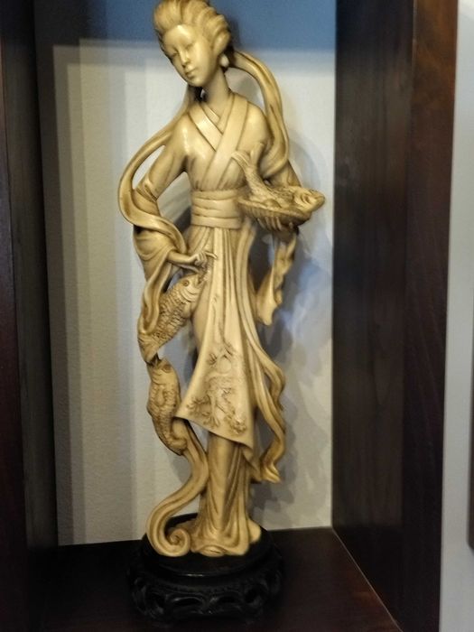 Estatueta em marfinite