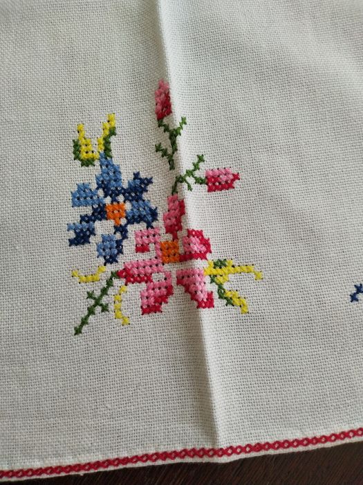Toalha com 4 guardanapos nova em algodão bordada à mão em ponto de cru
