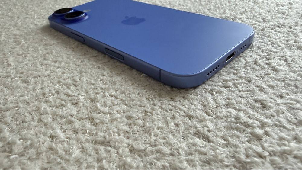 Iphone 16 Ultramarine 256 GB jak nowy