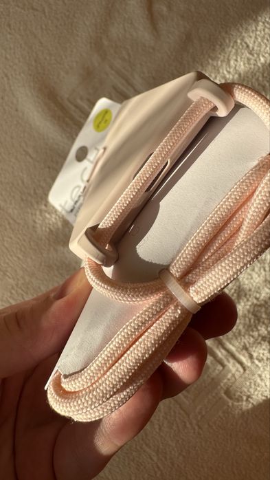 Чохол зі шнурком на iphone 15