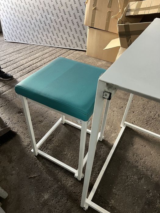 Conjunto Mesa e 2 bancos em Chapa forrados
