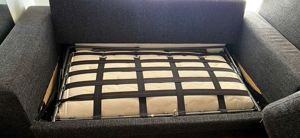Sofá cama com colchão e sobrecolchão