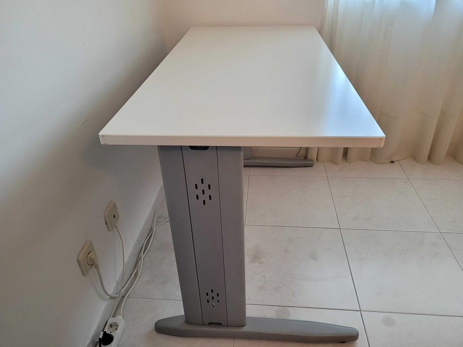 Secretária com estrutura em metal