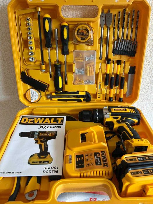 Потужний шуруповерт з великим набором інструментів DeWalt DCD791