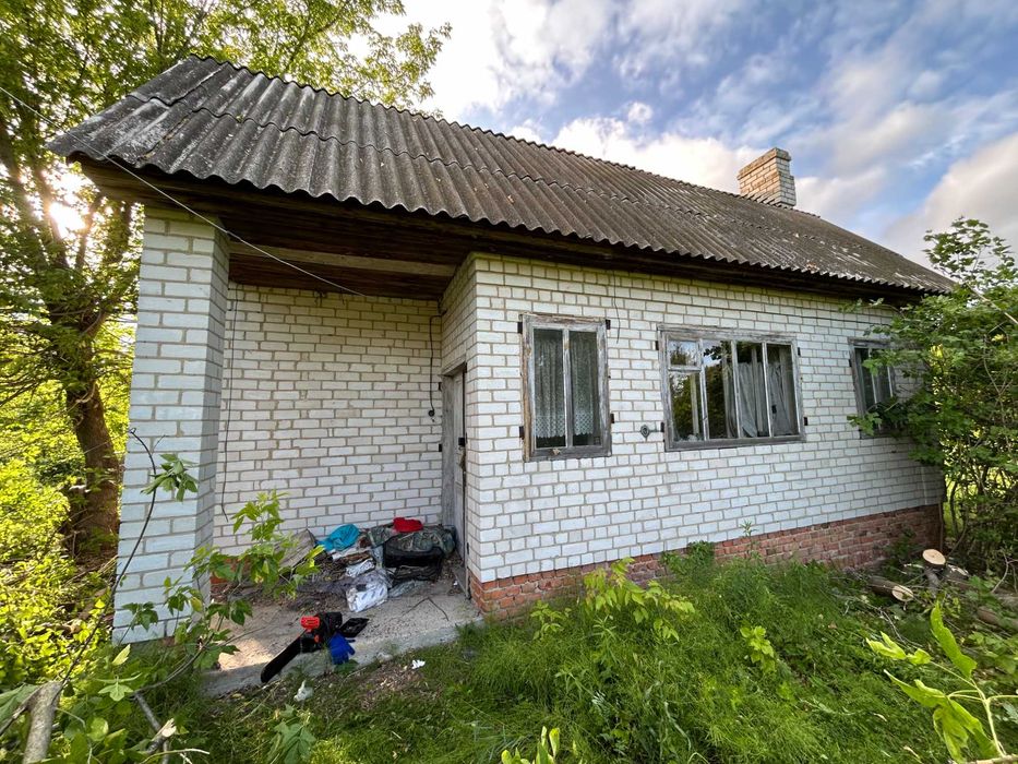 Будиночок із земельною ділянкою
