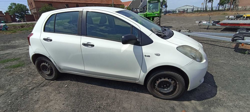 błotnik przód przedni toyota yaris 1.4 d4d lak 068