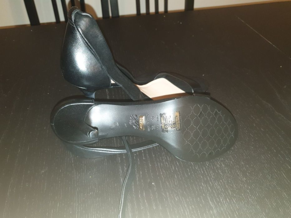 Sandália de couro Arezzo nova