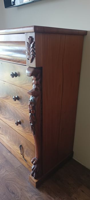 Antyczna komoda Empire z rzeźbieniami – drewno mahoń