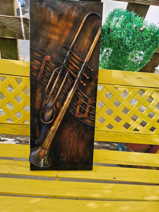 Decoração em metal com relevo