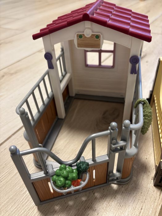 2 boxy dla koni (schleich i playmobil) + akcesoria