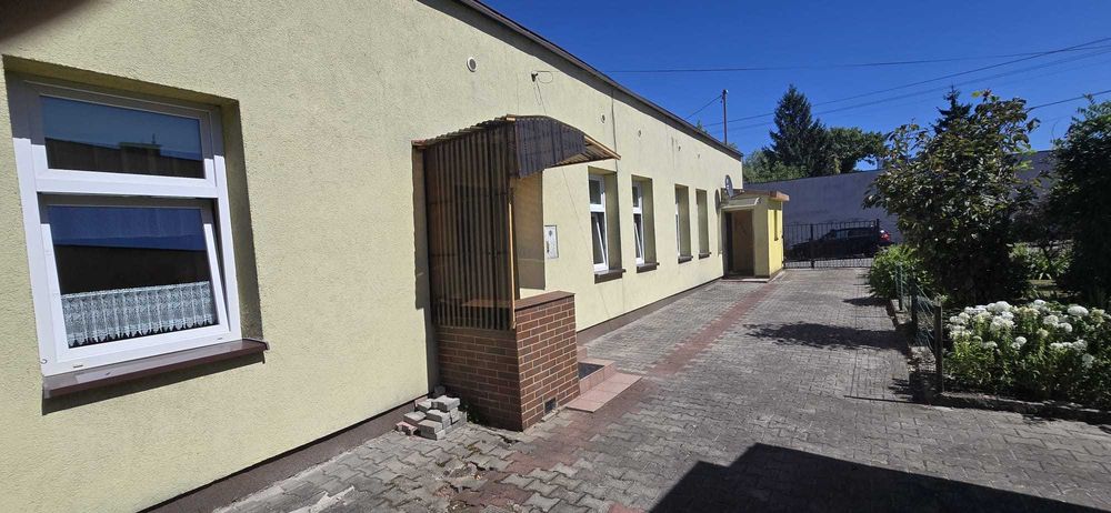 Dom parterowy z ogrodem.