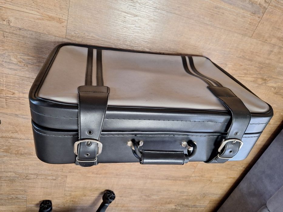 Чемодан великий.