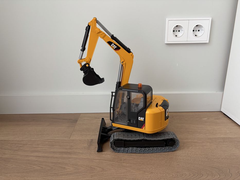Іграшка екскаватор Caterpillar Bruder