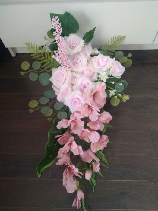 Kompozycja na cmentarz obciążona