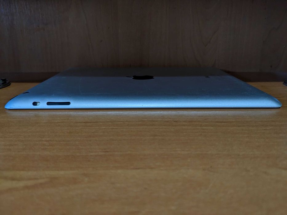 Планшет Apple iPad 4 A1458 16GB with Retina display with Wi-Fi+кабель
