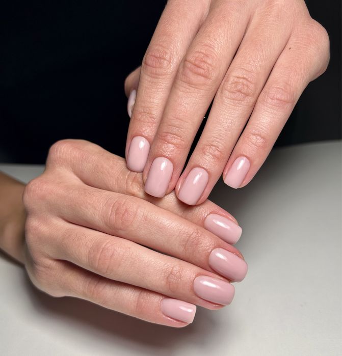 Манікюр, педикюр, нарощування нігтів