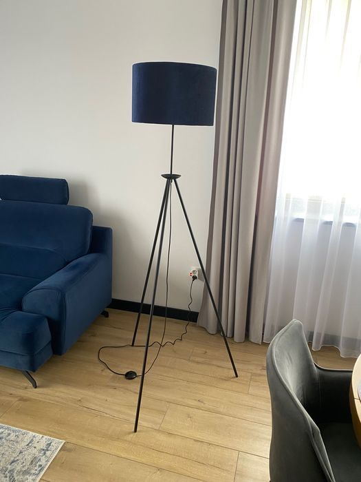 Lampa na trójnogu,