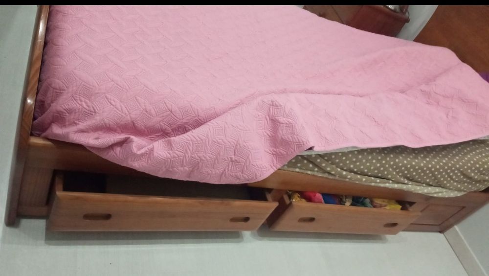 Mesinha de cabeceira, cabide e cama para quarto de criança/solteiro