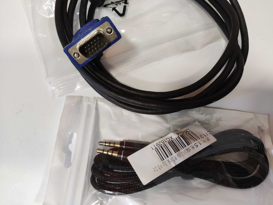 Splitter, PEN 256GB USB C, Carregadores, Cabo VGA e outros acessórios