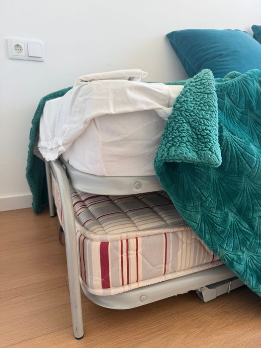 Cama dupla e colchões ikea incluídos