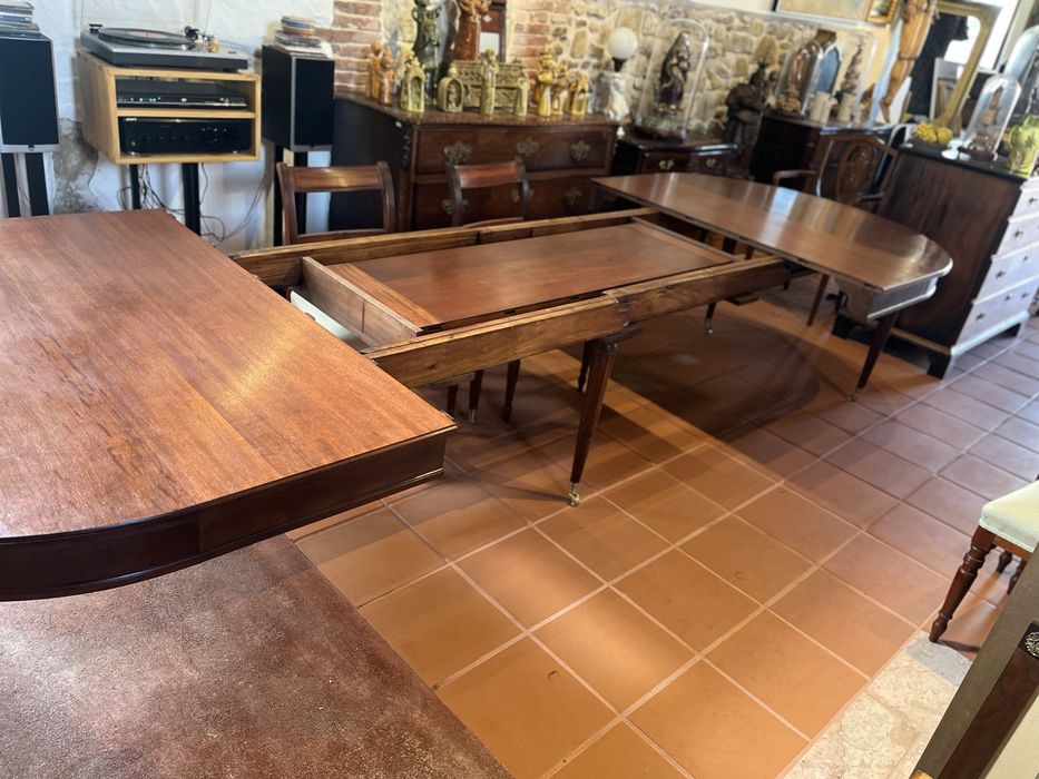 Mesa de jantar antiga, possilvelmente de origem ingles