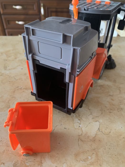 Іграшка для хлопчика: техніка: сміттєвоз з баком