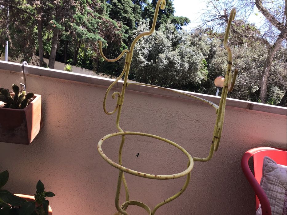 Lavatorio antigo em ferro fundido c/ suporte para toalhas.