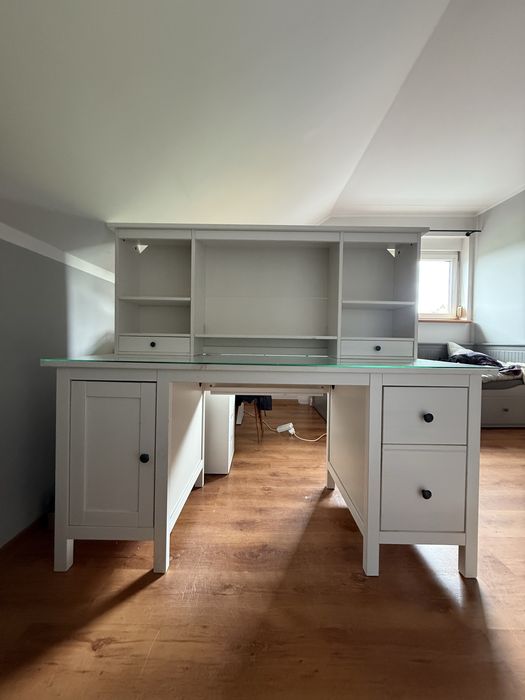 białe biurko z nadstawka IKEA HEMNES