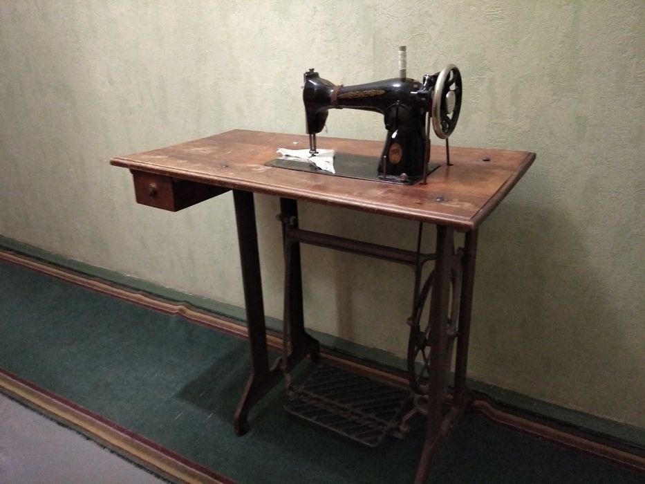 Ножная швейная машинка