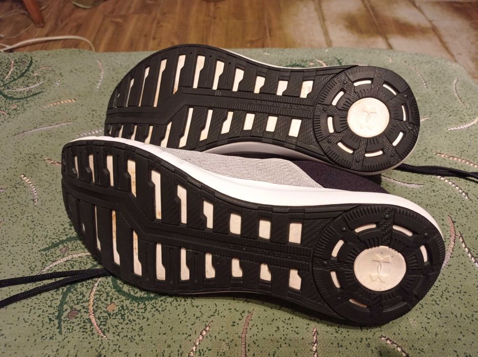 Кроссовки Under Armour( оригинал) фирменные размер-46 стелька-30см