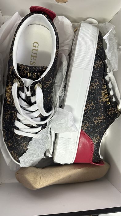 Sapatilhas da Guess castanhas