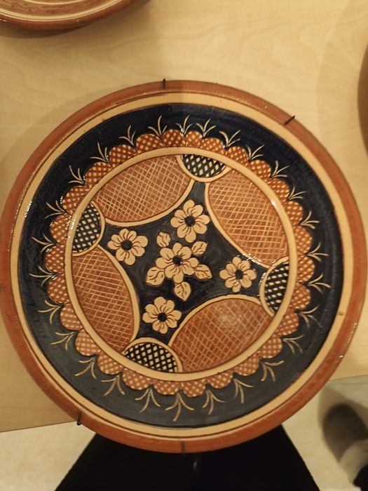 Pratos de barro pintados a mão