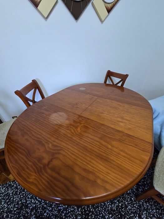 Mesa + quatro cadeiras: 
Diâmetro 107cm,