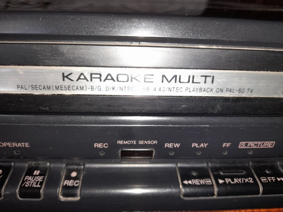 Відеомагнітофон з кароке