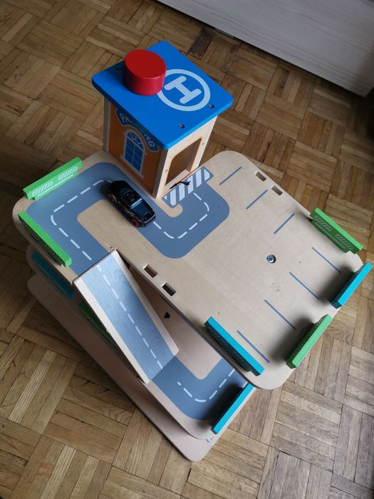 Drewniany piętrowy parking