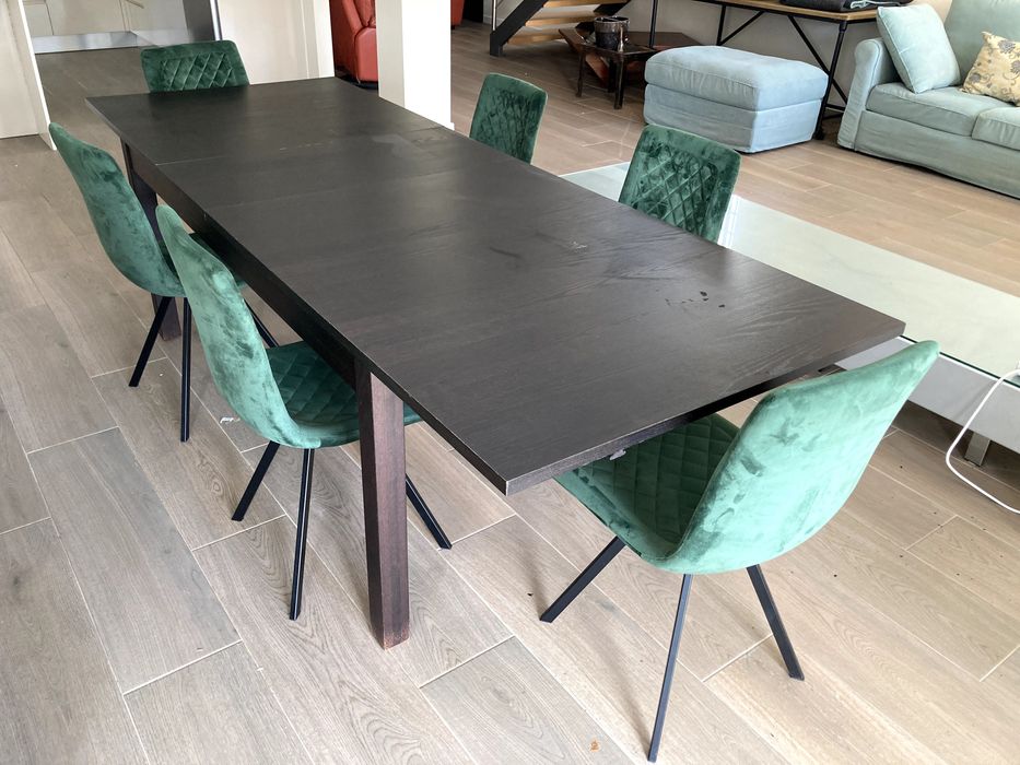 Mesa de jantar extensível com seis cadeiras de veludo