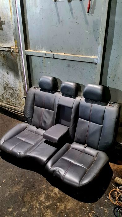 Задній шкіряний деван, задні шкіряні сидіння