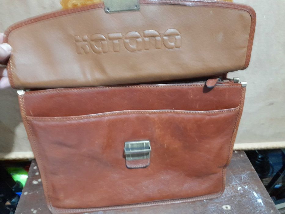 Mala ou pasta em pele marca KATANA usada.