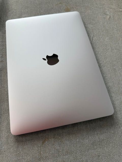 Apple MacBook A2337 13" 8GB 256 GB srebrny