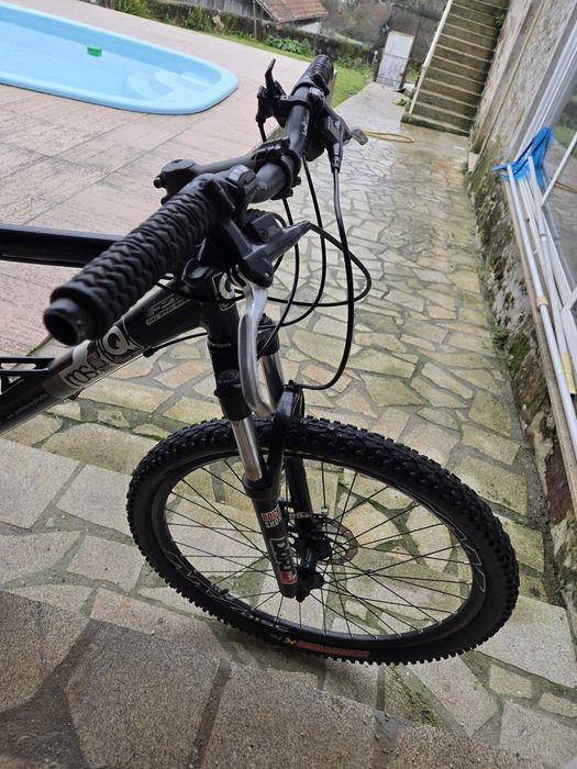 Bicicleta de montanha com suspensões frente e trás muito confortável